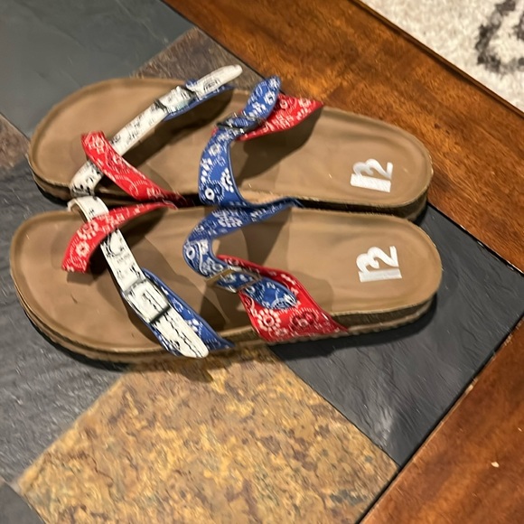 r2 summer sandals size 8. American bandanna sandals. Good used condition. - Picture 1 of 4